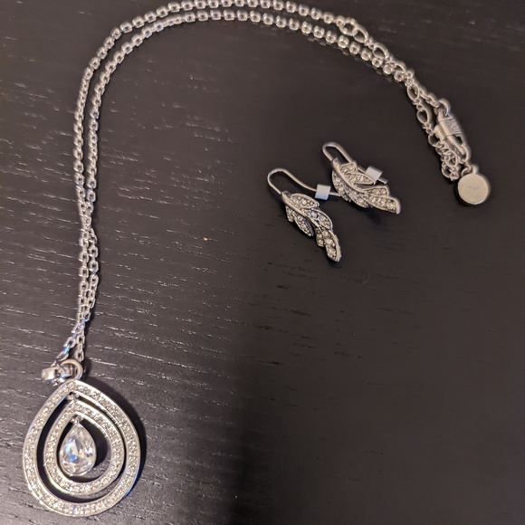 Necklace and earrings sets - Picture 1 of 5